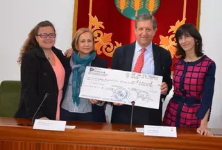Villanueva de la Cañada entrega 1.750 euros recaudados para el proyecto de cooperación en Malawi