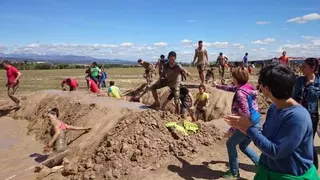 Cerca de tres mil pesonas se dan cita en la carrera de obstáculos Farinato Race de Villanueva de la Cañada