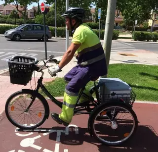 Operarios municipales en bici para reforzar la limpieza en Villanueva de la Cañada
