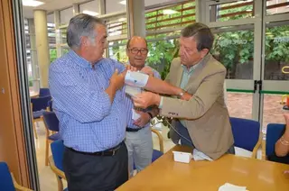 Los mayores cuentan con un tensiómetro en el Centro Cívico El Molino