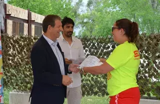 Entrega de diplomas a los alumnos del curso de socorrismo acuático