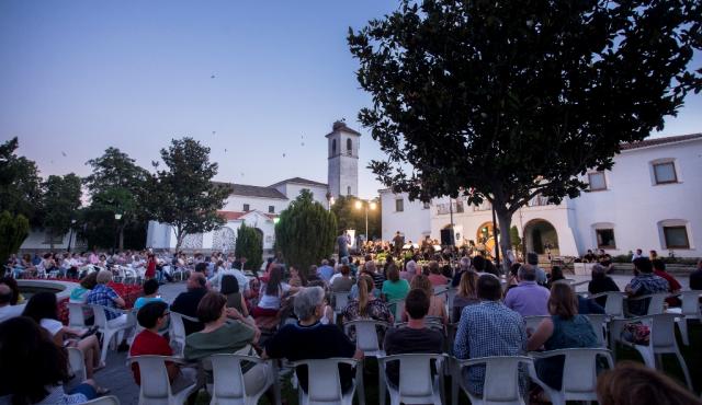 La Plaza de España de Villanueva de la Cañada acoge espectáculos para el público familiar en Junio y Julio