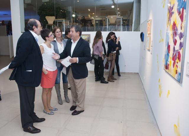El Alcalde de Villanueva de la Cañada inaugura la exposición colectiva “Todos contamos un cuento”