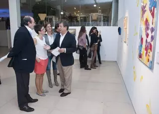 El Alcalde de Villanueva de la Cañada inaugura la exposición colectiva “Todos contamos un cuento”