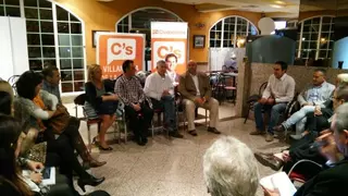 Ciudadanos Villanueva de la Cañada recibe los problemas de los vecinos sobre el transporte público municipal