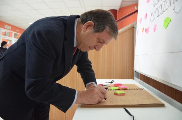 El Alcalde firma en el Libro de Condolencias del I.E.S Las Encinas por la muerte de Félix Aragonés