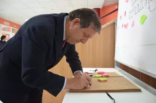 El Alcalde firma en el Libro de Condolencias del I.E.S Las Encinas por la muerte de Félix Aragonés