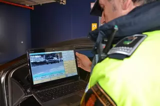La Policía local de Villanueva de la Cañada controla por radar la velocidad de los vehículos en la vía pública