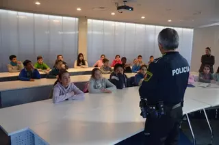 Escolares de primaria visitan la sede de Policía Local en el marco del Programa de Educación Vial
