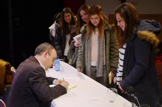 El escritor Lorenzo Silva mantiene un encuentro con alumnos del IES Las Encinas