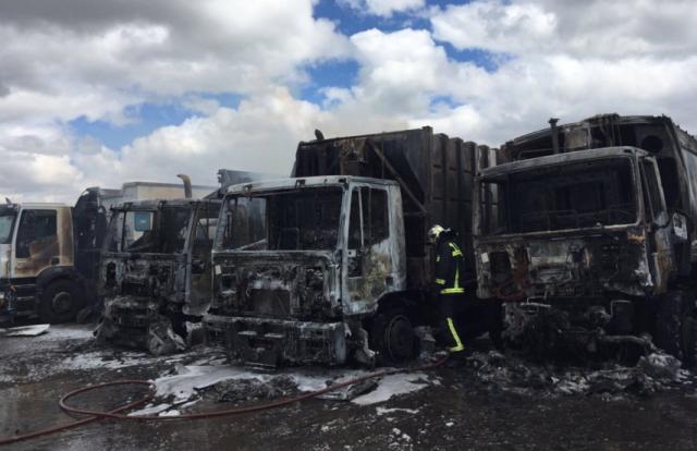 Un incendio calcina cuatro camiones de basura en Villanueva de la Cañada