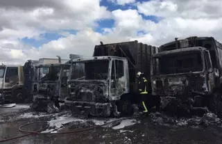 Un incendio calcina cuatro camiones de basura en Villanueva de la Cañada