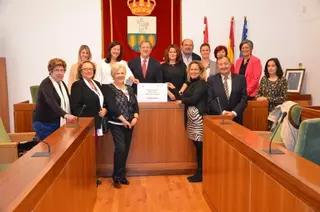 Entrega de la cuantía recaudada en el Mercadillo Solidario de Libros de Villanueva de la Cañada