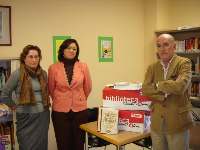 La editorial Everest dona 200 libros al Ayuntamiento.
