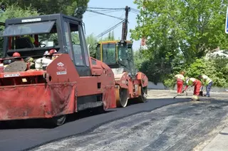 Comienza el asfaltado en Villanueva de la Cañada de una decena de calles en La Raya del Palancar