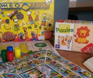 La Bibliopiscina ofrece libros, revistas y, como novedad, juegos de mesa