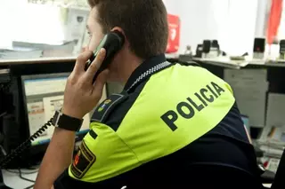 La Policía Local detiene a dos personas, evitando el robo en una vivienda