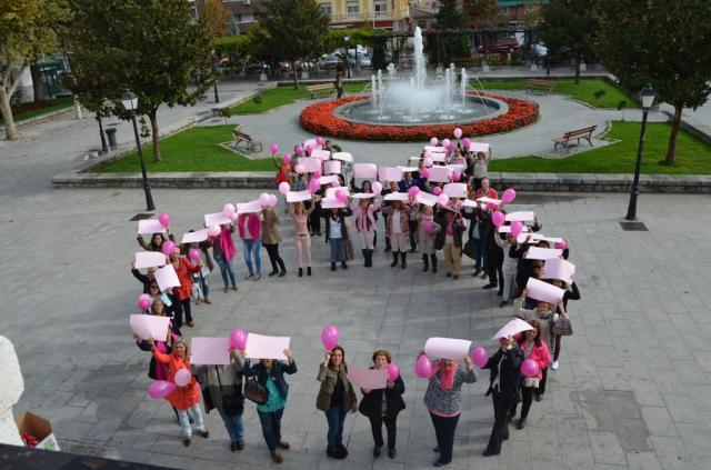 Villanueva de la Cañada celebra con un lazo humano el Día Mundial contra el Cáncer de Mama
