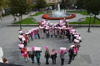 Villanueva de la Cañada celebra con un lazo humano el Día Mundial contra el Cáncer de Mama