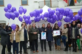 Suelta de globos en Villanueva de la Cañada en homenaje a las víctimas de Violencia de Género