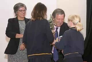 El alcalde asiste a la inauguración de la Escuela de Familias del Colegio Arcadia en Villanueva de la Cañada