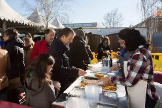 Varios cientos de personas visitaron el Mercado Navideño este fin de semana