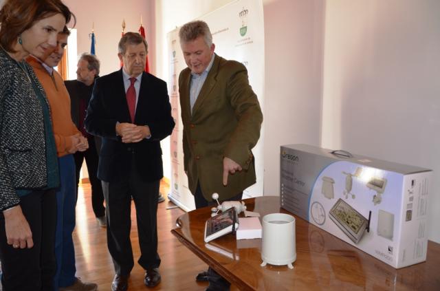 El Ayuntamiento de Villanueva de la Cañada entrega una estación meteorológica a los centros educativos con huerto