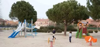 El Ayuntamiento de Villanueva de la Cañada instala nuevos columpios en el parque de la calle Vasco de Gama