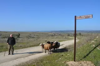 El Ayuntamiento de Villanueva de la Cañada señaliza una treintena de caminos del municipio