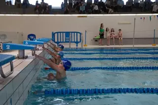 Cerca de un centenar de jóvenes nadadores se dieron cita en la piscina cubierta de Villanueva de la Cañada