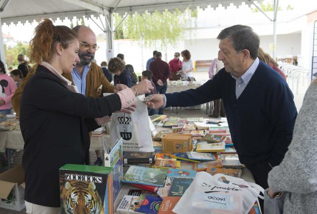 El mercadillo solidario de libros atrae a villanovenses de todas las edades