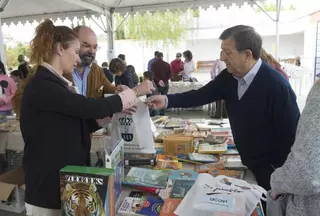 El mercadillo solidario de libros atrae a villanovenses de todas las edades