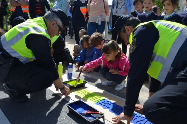 Los pasos de peatones junto a los centros educativos llevarán pintado “Para, mira y cruza”