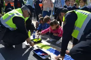 Los pasos de peatones junto a los centros educativos llevarán pintado “Para, mira y cruza”