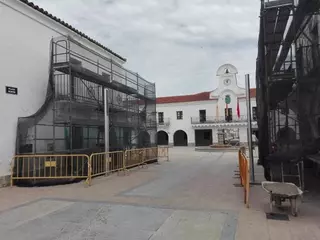 Comienzan las obras de reparación en las fachadas y balcones de la Plaza Mayor de Villanueva del Pardillo