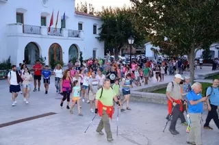 Más de 200 personas se dan cita en la Marcha Saludable Nocturna de Villanueva de la Cañada