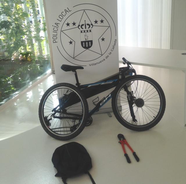 La Policía Local de Villanueva de la Cañada detiene a dos personas por el hurto de bicicletas en la UAX