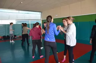 La Policía Local y Coral Bistuer imparten un Taller de Autoprotección Femenina