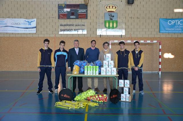 Entrega en Villanueva de la Cañada de material deportivo a alumnos del IES Las Encinas y Colegio Arcadia