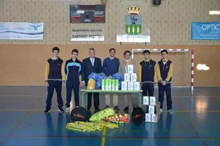 Entrega en Villanueva de la Cañada de material deportivo a alumnos del IES Las Encinas y Colegio Arcadia