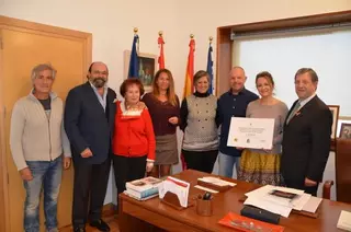 Entrega de la recaudación del VIII Torneo de Pádel Solidario de Villanueva de La Cañada a la Asociación Española contra la Meningitis