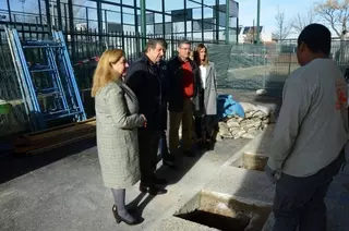 Comienzan los trabajos para la construcción de una escalera de emergencia en el colegio Santiago Apóstol de Villanueva de La Cañada
