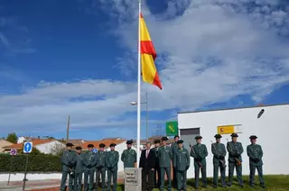 Inaugurado un monolito e instalacdo de nuevo mástil en el cuartel de la Guardia Civil
