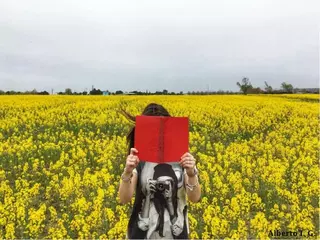 Dos imágenes protagonizadas por jóvenes leyendo, ganadoras del Maratón de Fotografía con Móvil