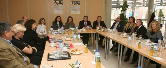 El Alcalde mantiene un encuentro con empresarios y emprendedores del municipio.