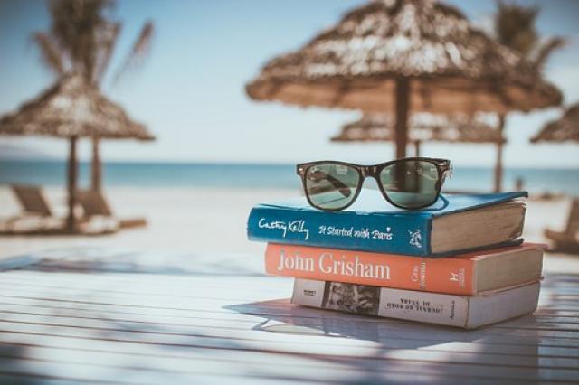 Pasaporte lector, guías literarias y Bibliopiscina, propuestas para disfrutar del verano leyendo