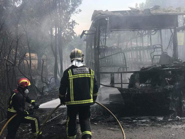 Arde un autobús y provoca un incendio de vegetación en Villanueva de La Cañada