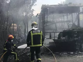 Arde un autobús y provoca un incendio de vegetación en Villanueva de La Cañada