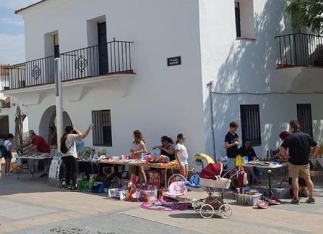 Villanueva del Pardillo celebra el mercado solidario y de segunda mano"La Pulga del Pardillo"