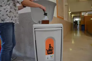 El Ayuntamiento de Villanueva de La Cañada instala contenedores de recogida de aceite doméstico usado en edificios públicos